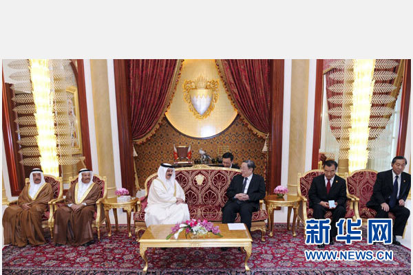 11月6日，正在巴林進(jìn)行正式友好訪問的全國政協(xié)主席俞正聲在麥納麥會見巴林國王哈馬德。 新華社記者 張鐸 攝