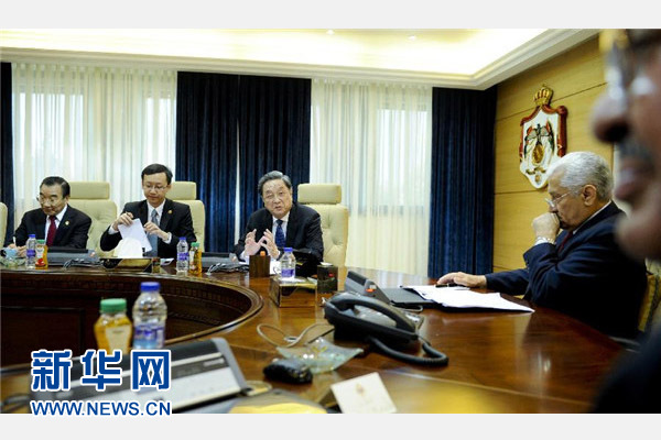 11月9日，正在約旦進行正式友好訪問的全國政協(xié)主席俞正聲在安曼會見約旦首相恩蘇爾。 新華社記者 張鐸 攝 