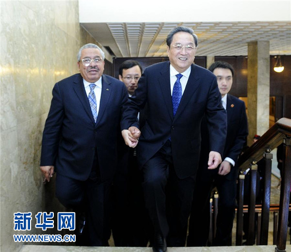 11月9日，正在約旦進行正式友好訪問的全國政協(xié)主席俞正聲在安曼與約旦參議長拉瓦比德進行會談。這是會談前，俞正聲與拉瓦比德攜手步入會場。新華社記者 張鐸 攝 