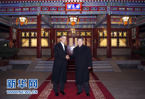 11月11日晚，國家主席習近平在中南海同美國總統(tǒng)奧巴馬舉行會晤。這是兩國元首在瀛臺涵元殿前握手。 新華社記者鞠鵬攝