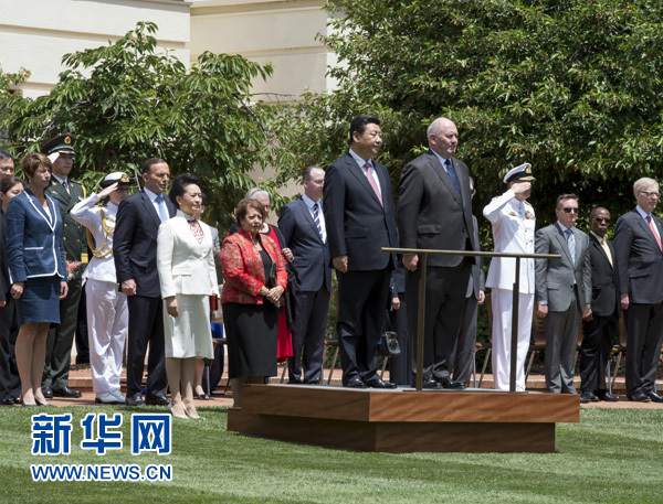 11月17日，中國國家主席習近平在堪培拉會見澳大利亞總督科斯格羅夫。會見前，科斯格羅夫在總督府草坪為習近平舉行隆重歡迎儀式。習近平和夫人彭麗媛抵達時，受到科斯格羅夫總督夫婦熱情迎接。新華社記者李學仁 攝 
