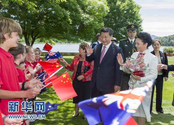 11月17日，中國國家主席習近平在堪培拉會見澳大利亞總督科斯格羅夫。會見前，科斯格羅夫在總督府草坪為習近平舉行隆重歡迎儀式。習近平和夫人彭麗媛抵達時，受到科斯格羅夫總督夫婦熱情迎接。新華社記者謝環(huán)馳 攝 