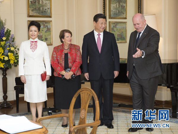 11月17日，中國國家主席習近平在堪培拉會見澳大利亞總督科斯格羅夫。會見前，科斯格羅夫在總督府草坪為習近平舉行隆重歡迎儀式。習近平和夫人彭麗媛抵達時，受到科斯格羅夫總督夫婦熱情迎接。新華社記者黃敬文 攝 