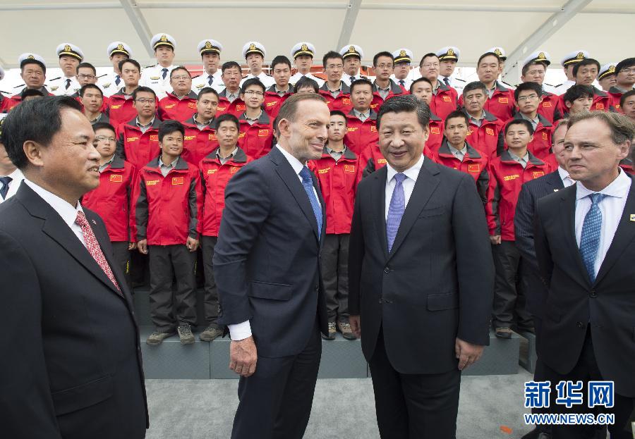 11月18日，正在澳大利亞塔斯馬尼亞州首府霍巴特訪問的中國國家主席習近平在澳大利亞總理阿博特陪同下參觀南極科考項目并慰問兩國科考人員。新華社記者李學仁攝 