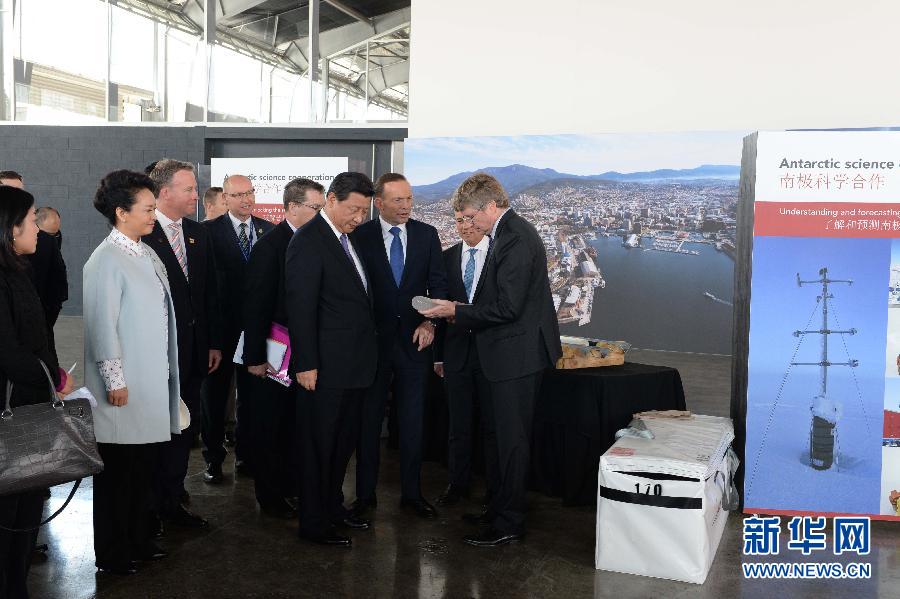 這是習近平和阿博特觀看采集的冰樣。新華社記者 馬占成 攝 