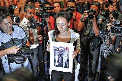 1月29日，在得知即將召開有關(guān)MH370的發(fā)布會(huì)后，一些乘客家屬成員到場(chǎng)。