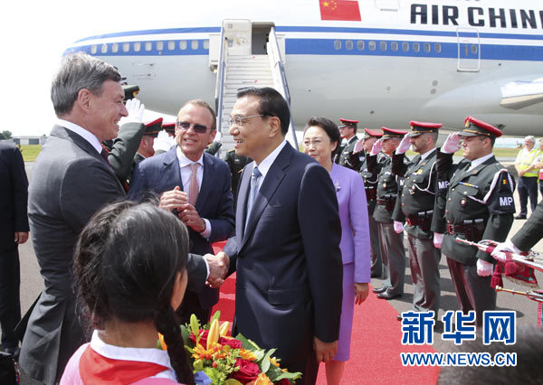 當(dāng)?shù)貢r(shí)間6月28日下午，經(jīng)中歐雙方商定，國(guó)務(wù)院總理李克強(qiáng)乘專機(jī)抵達(dá)比利時(shí)首都布魯塞爾，出席第十七次中國(guó)歐盟領(lǐng)導(dǎo)人會(huì)晤。李克強(qiáng)總理夫人程虹同機(jī)抵達(dá)。歐盟和比利時(shí)政府高級(jí)官員到阿貝拉格機(jī)場(chǎng)迎接。新華社記者 龐興雷 攝 