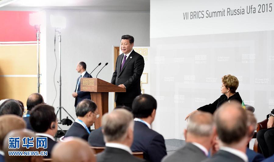 7月9日，金磚國(guó)家領(lǐng)導(dǎo)人同金磚國(guó)家工商理事會(huì)代表對(duì)話會(huì)在俄羅斯烏法舉行。中國(guó)國(guó)家主席習(xí)近平、俄羅斯總統(tǒng)普京、巴西總統(tǒng)羅塞夫、印度總理莫迪、南非總統(tǒng)祖馬等共同出席。新華社記者 張鐸 攝 