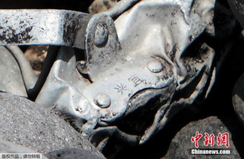 圖為疑似飛機(jī)金屬殘片上刻有中文“宜興”兩字。