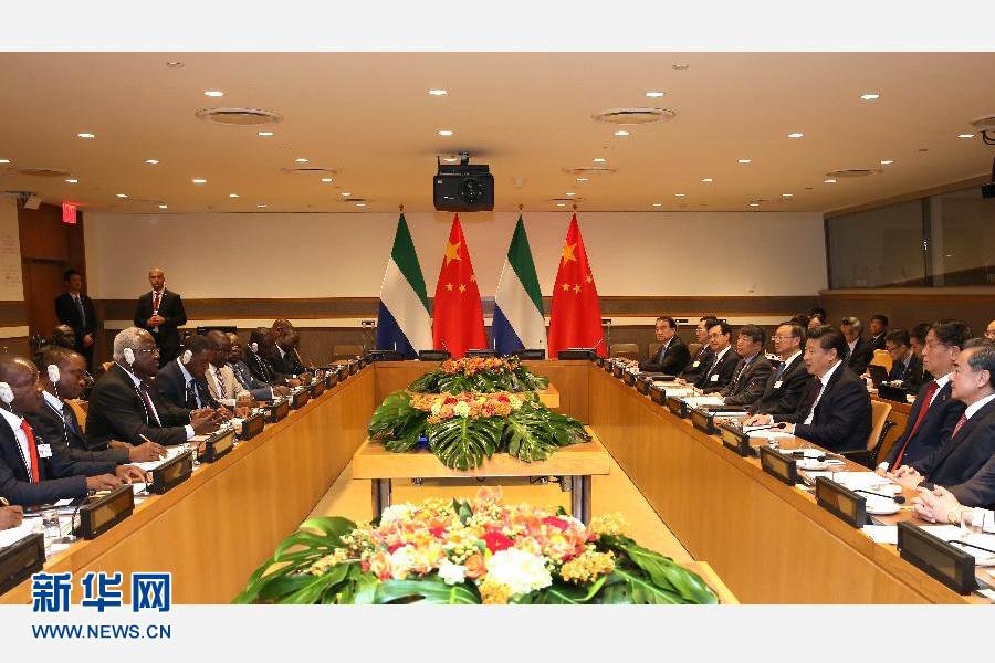 9月27日，國(guó)家主席習(xí)近平在紐約會(huì)見(jiàn)塞拉利昂總統(tǒng)科羅馬。新華社記者 龐興雷 攝