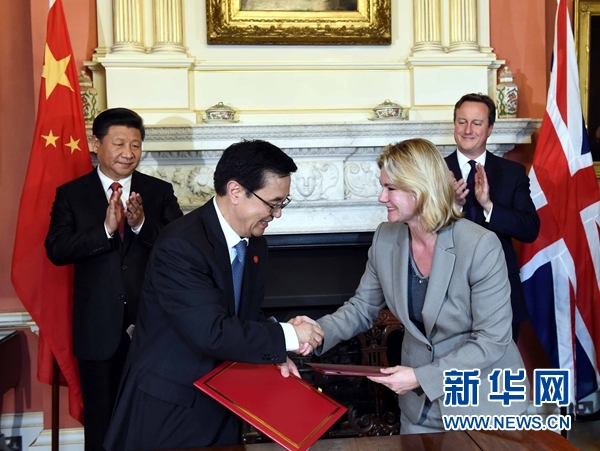 10月21日，國家主席習近平在倫敦唐寧街首相府同英國首相卡梅倫舉行會談。這是會談結(jié)束后，兩國領(lǐng)導人共同見證雙邊合作文件的簽署。新華社記者 饒愛民 攝 