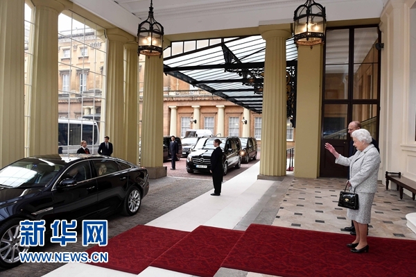 10月22日，國(guó)家主席習(xí)近平和夫人彭麗媛離開(kāi)白金漢宮。離開(kāi)前，英國(guó)女王伊麗莎白二世和丈夫菲利普親王專門前來(lái)同習(xí)近平夫婦親切話別。新華社記者 饒愛(ài)民 攝 