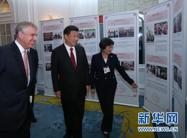 10月22日，國(guó)家主席習(xí)近平在倫敦出席全英孔子學(xué)院和孔子課堂年會(huì)開幕式。這是習(xí)近平參觀全英孔子學(xué)院和孔子課堂成果圖片展。 新華社記者 龐興雷 攝