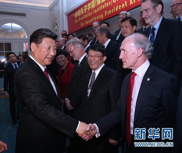 10月22日，國(guó)家主席習(xí)近平在倫敦出席全英孔子學(xué)院和孔子課堂年會(huì)開幕式。這是習(xí)近平同參加開幕式的嘉賓親切交談。 新華社記者 龐興雷 攝 