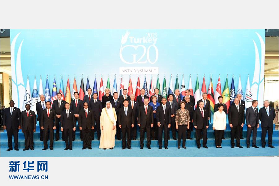 11月15日，中國(guó)國(guó)家主席習(xí)近平出席在土耳其安塔利亞舉行的二十國(guó)集團(tuán)領(lǐng)導(dǎo)人第十次峰會(huì)。這是習(xí)近平主席同與會(huì)領(lǐng)導(dǎo)人合影。 新華社記者李學(xué)仁 攝 