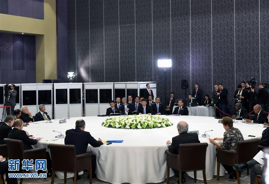  11月15日，金磚國(guó)家領(lǐng)導(dǎo)人非正式會(huì)晤在土耳其安塔利亞舉行，中國(guó)國(guó)家主席習(xí)近平、俄羅斯總統(tǒng)普京、印度總理莫迪、南非總統(tǒng)祖馬、巴西總統(tǒng)羅塞夫出席。習(xí)近平在會(huì)上發(fā)表題為《開拓機(jī)遇應(yīng)對(duì)挑戰(zhàn)》的重要講話。 新華社記者 饒愛民 攝 