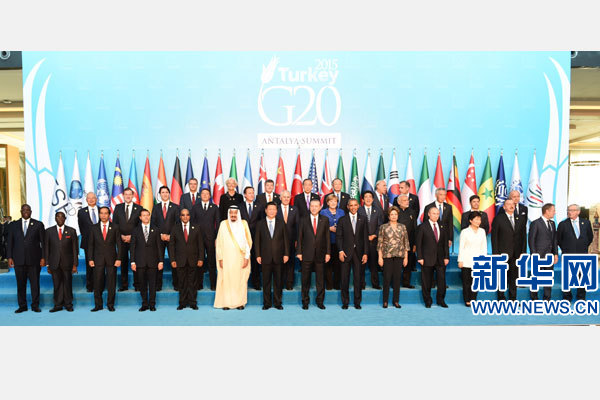 11月15日，二十國集團(tuán)領(lǐng)導(dǎo)人第十次峰會(huì)在土耳其安塔利亞舉行。國家主席習(xí)近平出席并發(fā)表題為《創(chuàng)新增長路徑共享發(fā)展成果》的重要講話。這是習(xí)近平主席同與會(huì)領(lǐng)導(dǎo)人合影。 新華社記者 李學(xué)仁 攝