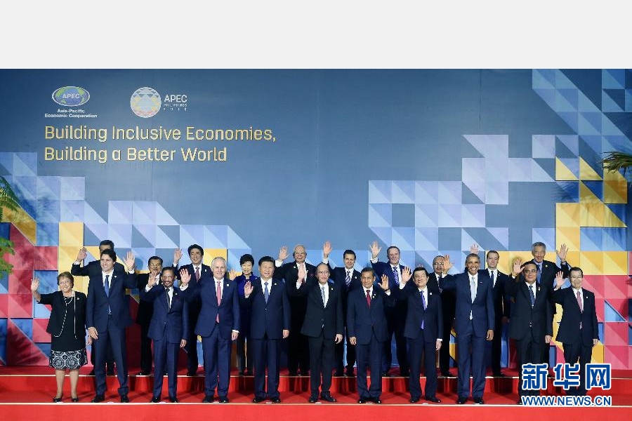 這是會議開始前，國家主席習(xí)近平同其他亞太經(jīng)合組織成員經(jīng)濟體領(lǐng)導(dǎo)人、代表合影。 新華社記者 姚大偉 攝