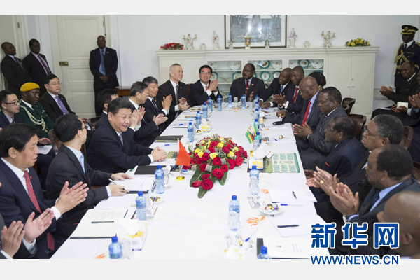 12月1日，國家主席習近平在哈拉雷同津巴布韋總統(tǒng)穆加貝舉行會談。 新華社記者 黃敬文 攝 