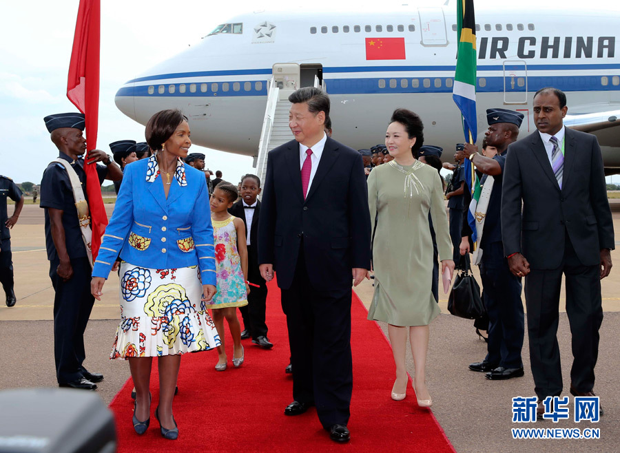 12月2日，國(guó)家主席習(xí)近平抵達(dá)南非首都比勒陀利亞，開(kāi)始對(duì)南非進(jìn)行國(guó)事訪問(wèn)。南非外長(zhǎng)馬沙巴內(nèi)等政府高級(jí)官員到機(jī)場(chǎng)迎接習(xí)近平和夫人彭麗媛。新華社記者蘭紅光攝