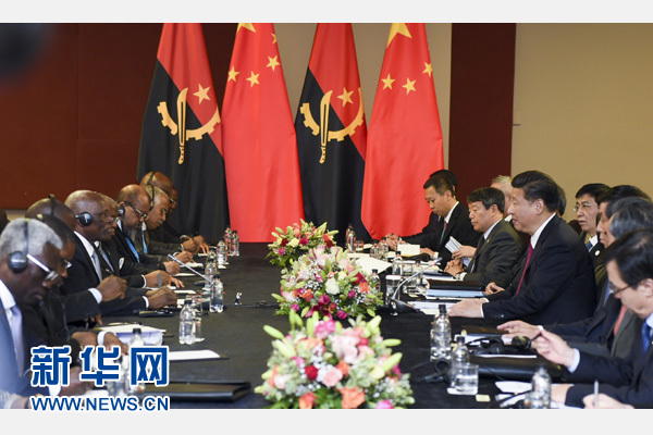 12月3日，國家主席習近平在約翰內(nèi)斯堡會見安哥拉總統(tǒng)多斯桑托斯。 新華社記者 謝環(huán)馳 攝