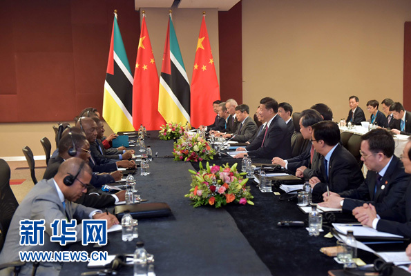 12月3日，國家主席習(xí)近平在約翰內(nèi)斯堡會見莫桑比克總統(tǒng)紐西。新華社記者 李濤 攝 