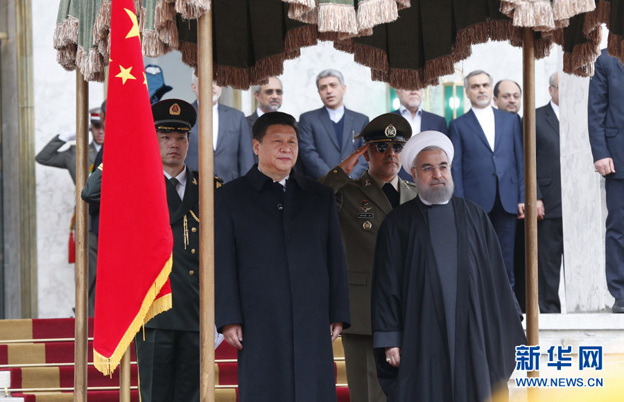 1月23日，國(guó)家主席習(xí)近平同伊朗總統(tǒng)魯哈尼在德黑蘭薩德阿巴德王宮舉行會(huì)談。這是會(huì)談前，習(xí)近平主席出席魯哈尼總統(tǒng)舉行的隆重歡迎儀式。新華社記者 鞠鵬 攝
