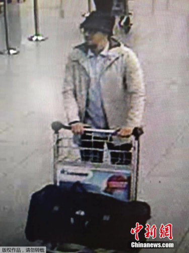 比利時(shí)聯(lián)邦警察公布一張機(jī)場(chǎng)監(jiān)控拍攝下的三名機(jī)場(chǎng)恐襲嫌疑犯的視頻截圖。