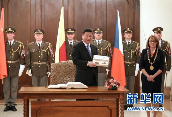 當?shù)貢r間3月29日，國家主席習近平在捷克布拉格會見布拉格市長科爾娜喬娃，并接受科爾娜喬娃代表該市贈予的城市鑰匙。 新華社記者 龐興雷攝