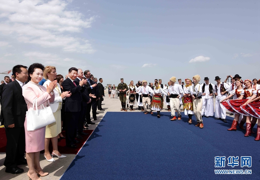 6月17日，國家主席習近平乘專機抵達貝爾格萊德，開始對塞爾維亞共和國進行國事訪問。塞爾維亞民眾跳起歡快熱情的傳統(tǒng)舞蹈科羅舞熱烈歡迎習近平和夫人彭麗媛到訪。新華社記者 饒愛民 攝 