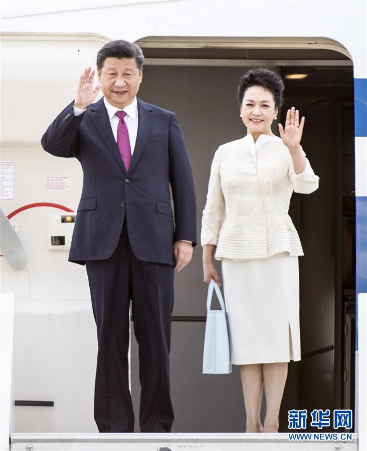 6月19日，國家主席習近平抵達華沙，開始對波蘭共和國進行國事訪問。這是習近平和夫人彭麗媛步出艙門。 新華社記者 謝環(huán)馳 攝 