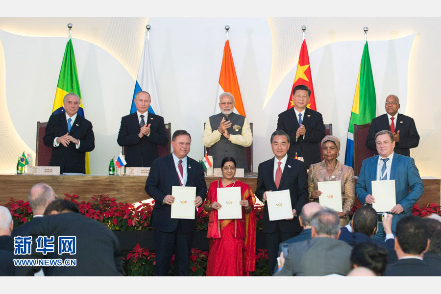 10月16日，金磚國家領導人第八次會晤在印度果阿舉行。中國國家主席習近平、印度總理莫迪、南非總統(tǒng)祖馬、巴西總統(tǒng)特梅爾、俄羅斯總統(tǒng)普京出席。這是會晤結(jié)束后，5國領導人共同見證合作文件的簽署，并出席聯(lián)合記者會。新華社記者謝環(huán)馳攝 