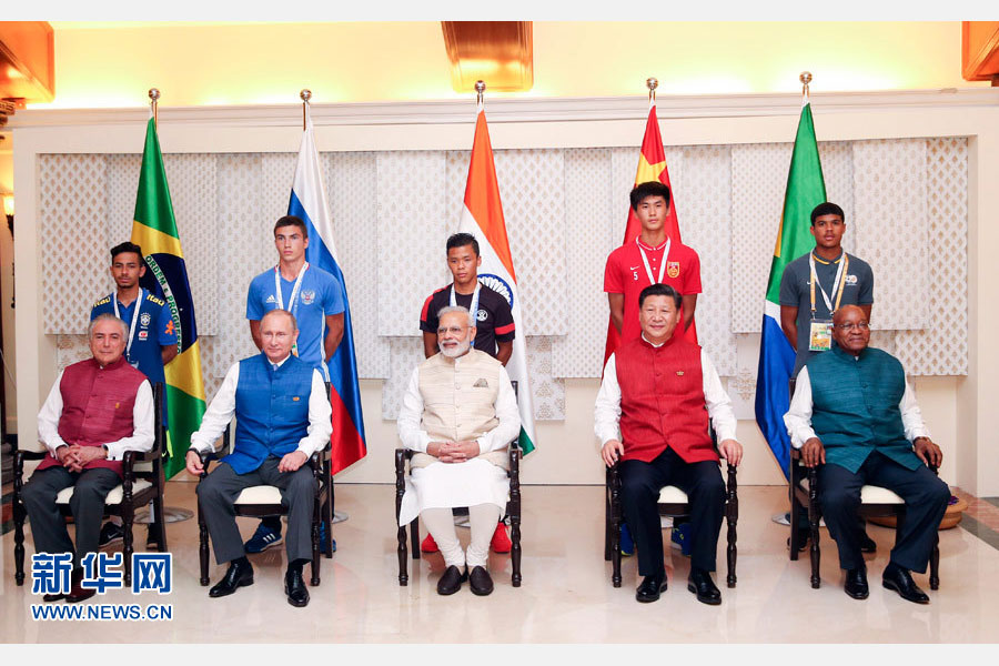 10月15日，國家主席習近平與印度總理莫迪、南非總統(tǒng)祖馬、巴西總統(tǒng)特梅爾、俄羅斯總統(tǒng)普京在印度果阿同參加金磚國家17歲以下少年足球賽的各國代表隊隊長合影。新華社記者姚大偉攝 
