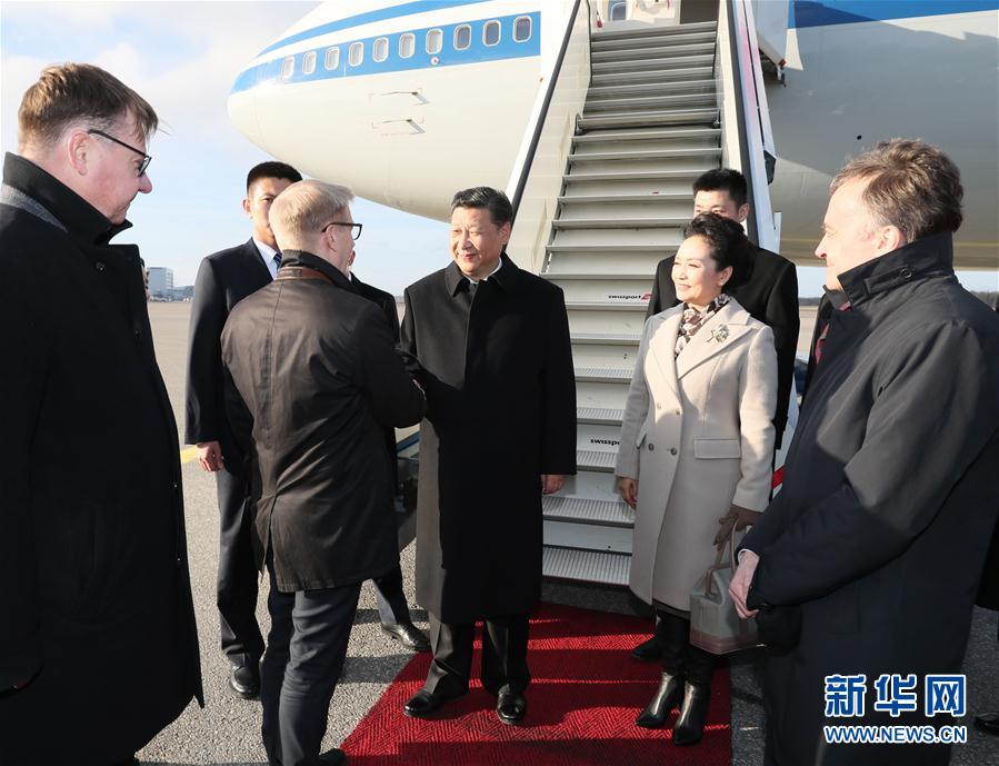 4月4日，國家主席習近平乘專機抵達赫爾辛基，開始對芬蘭共和國進行國事訪問。這是芬蘭政府代表、農業(yè)與環(huán)境部長蒂利凱寧等在舷梯旁熱情迎接習近平和夫人彭麗媛。新華社記者 蘭紅光 攝 