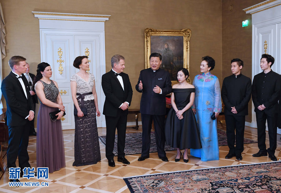 當(dāng)?shù)貢r間4月5日晚，國家主席習(xí)近平和芬蘭總統(tǒng)尼尼斯托在赫爾辛基共同會見剛剛參加完2017年世界花樣滑冰錦標(biāo)賽的中芬兩國冰雪運動員代表。習(xí)近平夫人彭麗媛和尼尼斯托夫人豪吉歐參加會見。新華社記者 饒愛民 攝