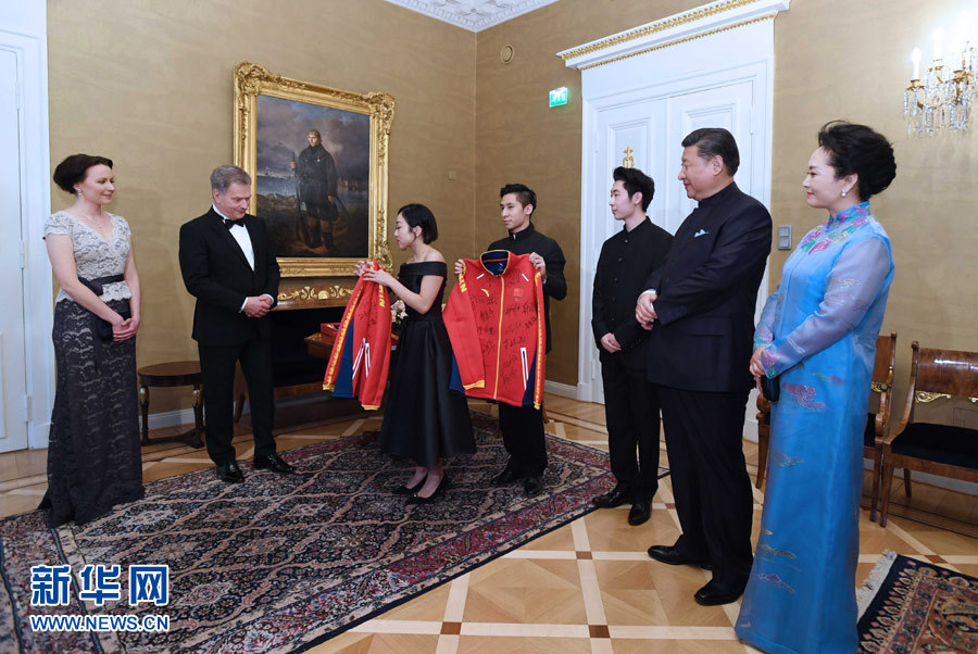 當(dāng)?shù)貢r間4月5日晚，國家主席習(xí)近平和芬蘭總統(tǒng)尼尼斯托在赫爾辛基共同會見剛剛參加完2017年世界花樣滑冰錦標(biāo)賽的中芬兩國冰雪運動員代表。習(xí)近平夫人彭麗媛和尼尼斯托夫人豪吉歐參加會見。這是中國運動員向尼尼斯托和夫人豪吉歐贈送運動衣。新華社記者 饒愛民 攝