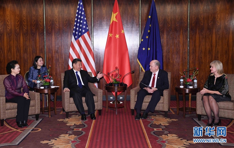 當(dāng)?shù)貢r(shí)間4月7日，國(guó)家主席習(xí)近平在美國(guó)阿拉斯加州安克雷奇會(huì)見阿拉斯加州州長(zhǎng)沃克。 新華社記者 饒愛民 攝 