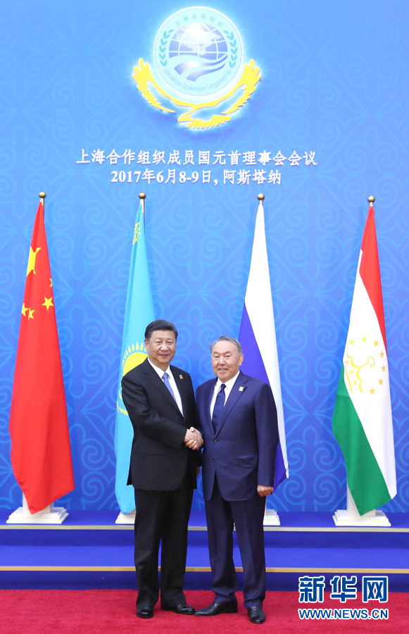 6月9日，國(guó)家主席習(xí)近平在哈薩克斯坦首都阿斯塔納出席上海合作組織成員國(guó)元首理事會(huì)第十七次會(huì)議并發(fā)表重要講話。這是習(xí)近平出席會(huì)議時(shí)，受到哈薩克斯坦總統(tǒng)納扎爾巴耶夫的熱情迎接。新華社記者 馬占成 攝