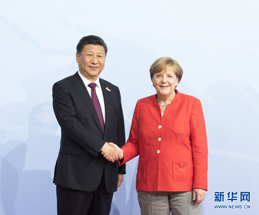 7月7日，二十國集團領(lǐng)導(dǎo)人第十二次峰會在德國漢堡舉行。國家主席習(xí)近平出席并發(fā)表題為《堅持開放包容　推動聯(lián)動增長》的重要講話。這是峰會開始前，習(xí)近平受到德國總理默克爾迎接。新華社記者 李學(xué)仁 攝 