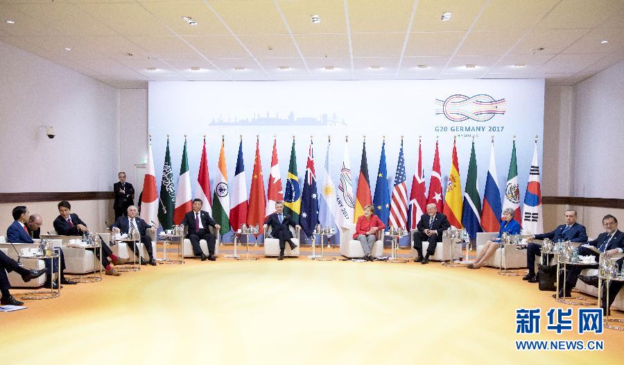 7月7日，二十國集團領(lǐng)導(dǎo)人第十二次峰會在德國漢堡舉行。國家主席習(xí)近平出席并發(fā)表題為《堅持開放包容　推動聯(lián)動增長》的重要講話。這是峰會前，習(xí)近平出席二十國集團峰會領(lǐng)導(dǎo)人座談會。新華社記者 李學(xué)仁 攝 