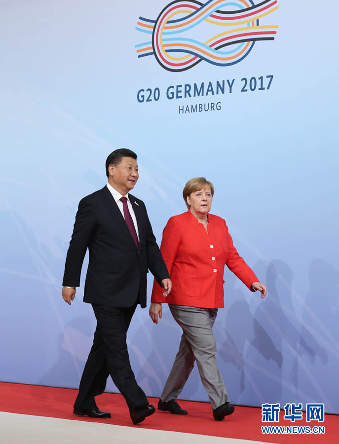 7月7日，二十國集團領導人第十二次峰會在德國漢堡舉行。國家主席習近平出席并發(fā)表題為《堅持開放包容　推動聯(lián)動增長》的重要講話。這是峰會開始前，習近平受到德國總理默克爾迎接。新華社記者 劉衛(wèi)兵 攝 