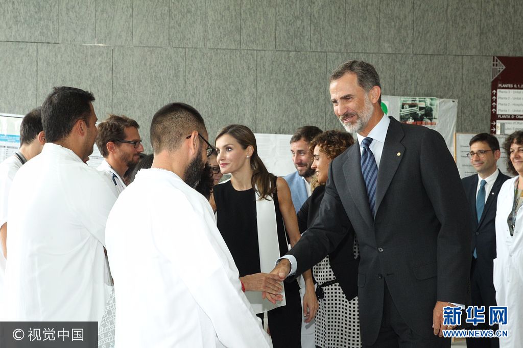 當(dāng)?shù)貢r(shí)間2017年8月19日，西班牙巴塞羅那，西班牙國(guó)王菲利普六世和萊蒂齊亞王后探望巴塞羅那恐襲案?jìng)摺?**_***BARCELONA, SPAIN - AUGUST 19:  In this handout photo provided by Casa de S.M. el Rey de Espana, King Felipe VI of Spain and Queen Letizia of Spain meets with medical staff as they arrive to visit last Thursday's terrorist attack victims at the Hospital de la Santa Creu i Sant Pau on August 19, 2017 in Barcelona, Spain. Thirteen people were killed and dozens injured in the Las Ramblas area of Barcelona when a van hit crowds on August 17.  (Photo by Casa de S.M. el Rey de Espana via Getty Images)