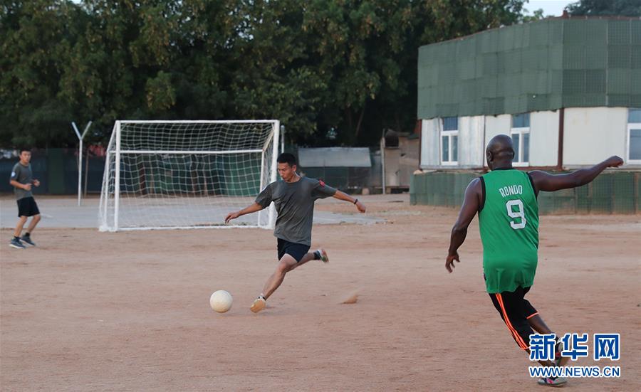 （國際·圖文互動）（4）拳拳赤子心　悠悠藍(lán)盔情——記中國赴蘇丹達(dá)爾富爾維和部隊(duì)度中秋和國慶佳節(jié)