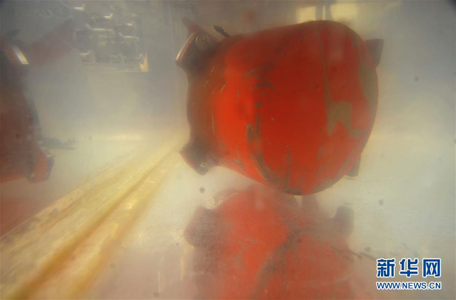 (國際)(2)印尼打撈起去年失事的獅航客機(jī)第二個黑匣子