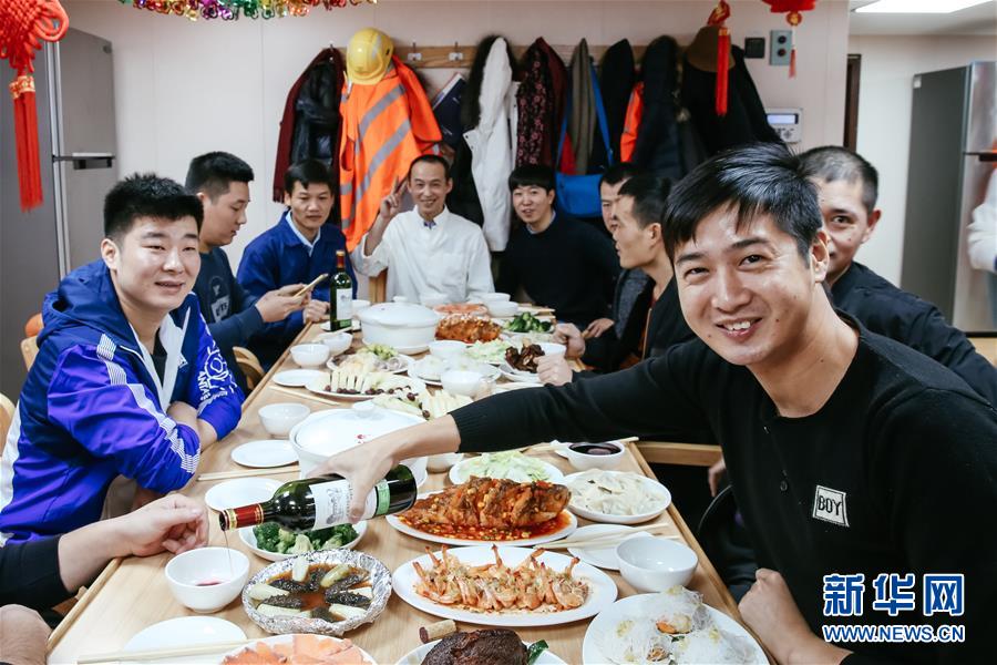 (國(guó)際·圖文互動(dòng))(2)遠(yuǎn)洋巨輪上遲來(lái)的年夜飯