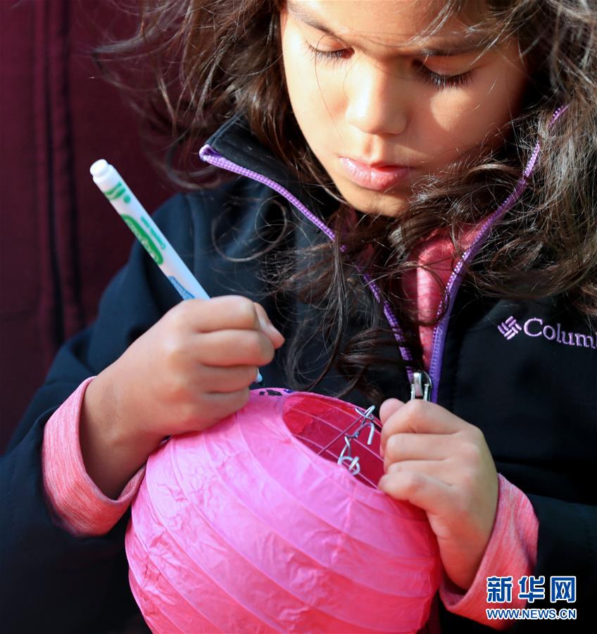 (國(guó)際·圖文互動(dòng))(2)到洛杉磯農(nóng)夫市場(chǎng)紅紅火火過(guò)大年