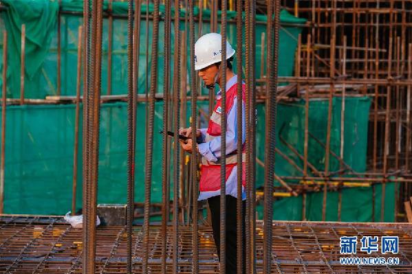 (國際·圖文互動)(1)特寫:中國援柬國家體育場工地上的“暴走哥”