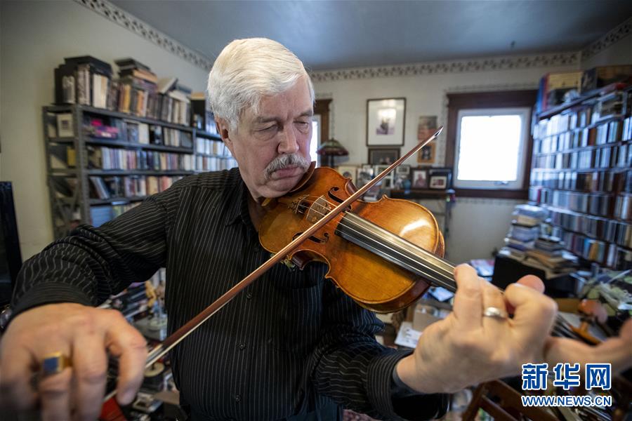 (國(guó)際·圖文互動(dòng))(2)通訊:一位美國(guó)音樂家的46年中國(guó)“琴緣”