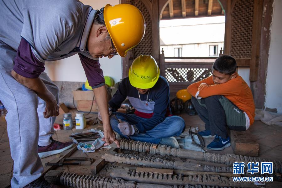 (習(xí)近平出訪配合稿·圖文互動)(2)通訊:尼泊爾工藝家和中國文物修復(fù)師的歷史之約