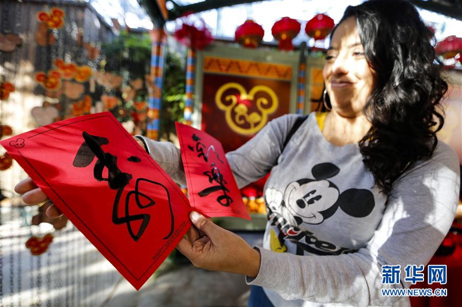 (國(guó)際·圖文互動(dòng))(1)通訊:美國(guó)迪士尼加州冒險(xiǎn)樂(lè)園紅紅火火迎鼠年